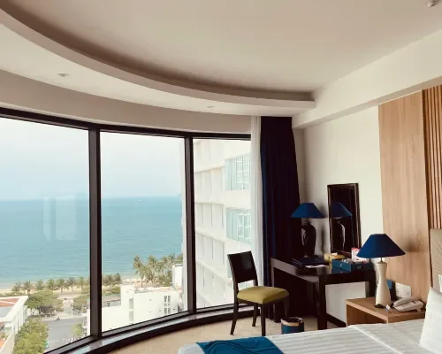 Phòng hướng biển với cửa kính lớn tại Sandals Island Hotel Nha Trang