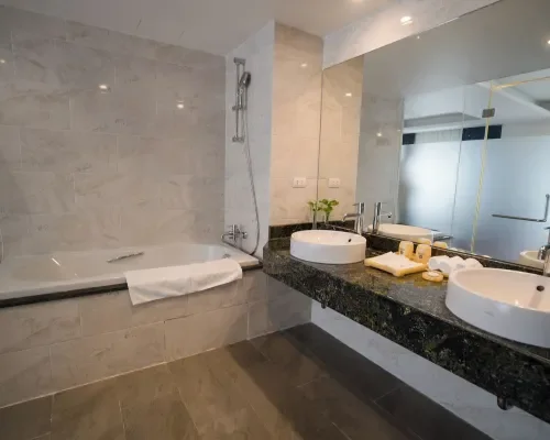Phòng tắm với hai bồn rửa tại Sandals Island Hotel Nha Trang