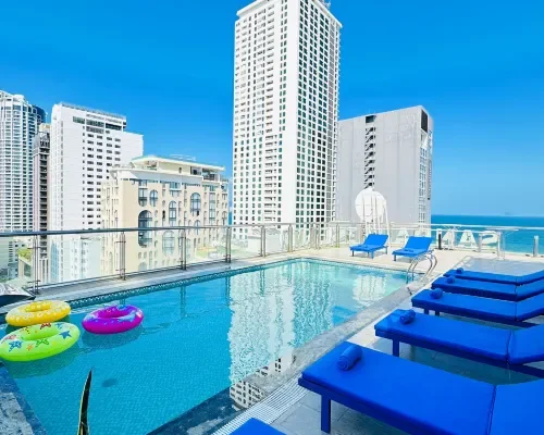 Hồ bơi ngoài trời trên cao tại Sandals Island Hotel Nha Trang