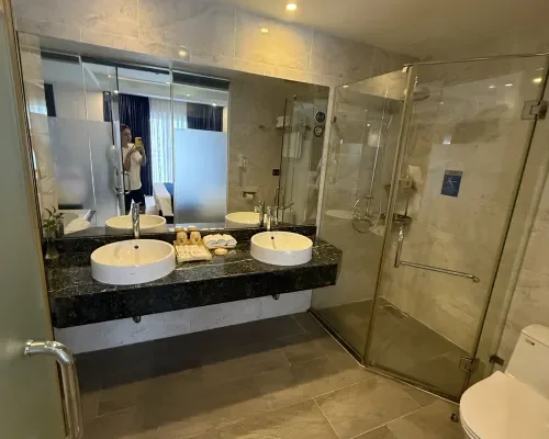 Phòng tắm với hai bồn rửa tại Sandals Island Hotel Nha Trang