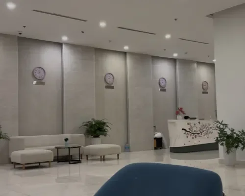 Khu ghế nghỉ cạnh hồ