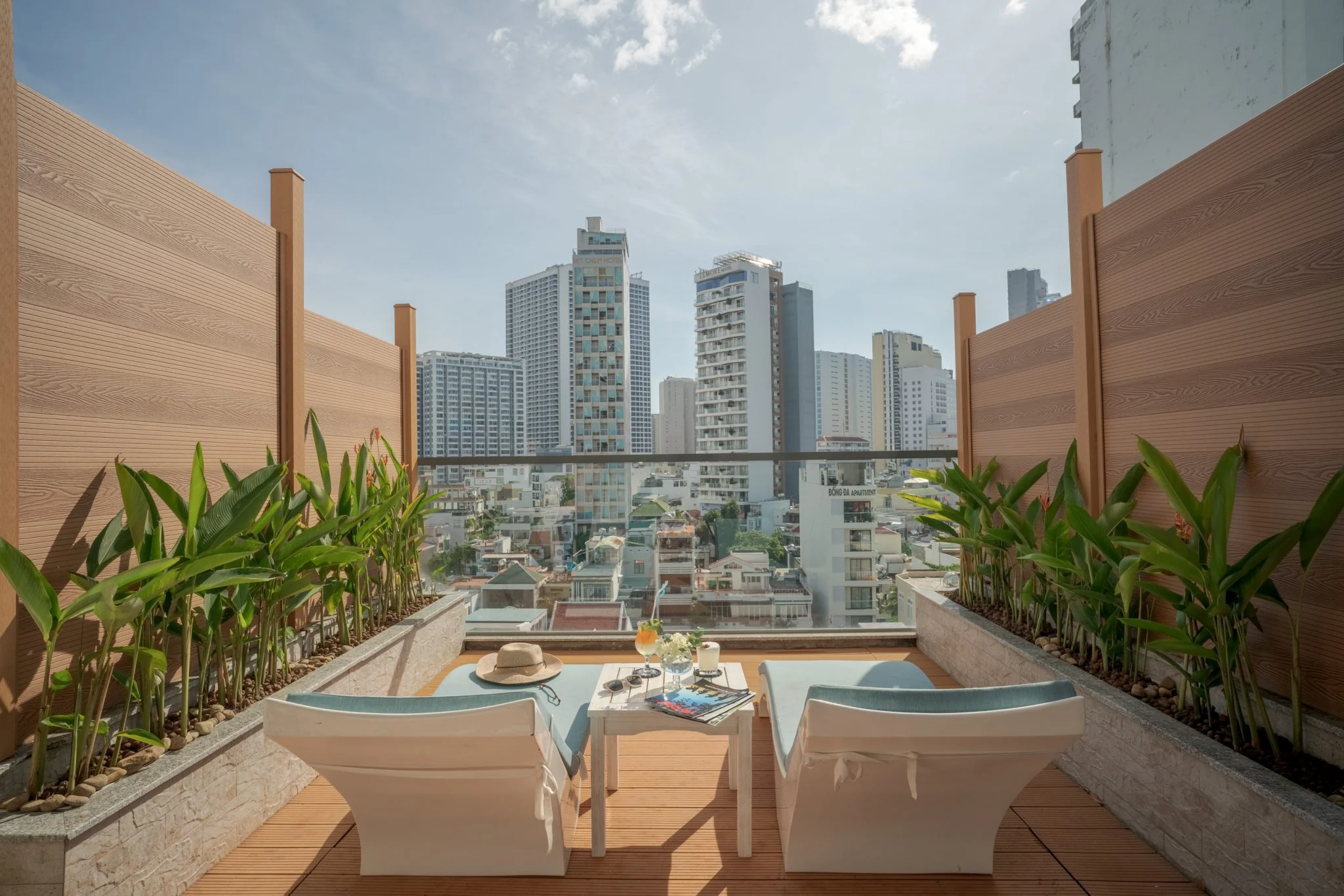 Hồ bơi tại Seaesta Nha Trang Hotel
