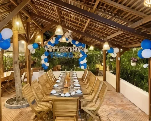 Không gian ăn uống ngoài trời tại Seasing Boutique Hotel Nha Trang