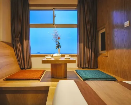 Góc ngồi cạnh cửa sổ hướng biển tại Seasing Boutique Hotel Nha Trang