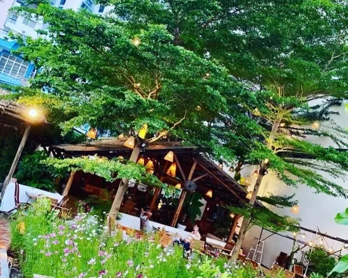 Khu nhà hàng giữa sân vườn tại Seasing Boutique Hotel Nha Trang