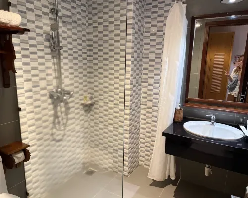 Phòng tắm có buồng tắm kính tại Seasing Boutique Hotel Nha Trang