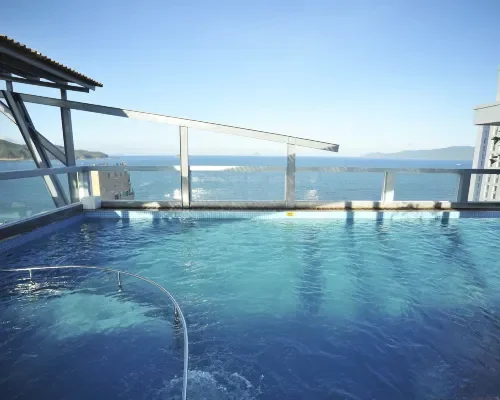 Hồ bơi sân thượng hướng biển tại Seasing Boutique Hotel Nha Trang