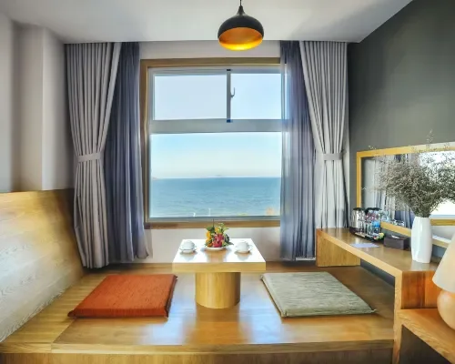 Khu ngồi cạnh cửa sổ nhìn biển tại Seasing Boutique Hotel Nha Trang