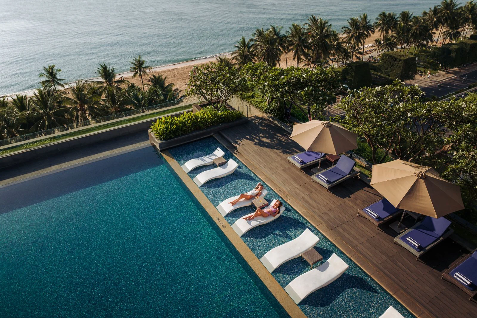 Khu ghế nghỉ bên hồ bơi Sheraton