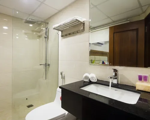 Phòng tắm có buồng tắm kính tại Sun City Hotel Nha Trang