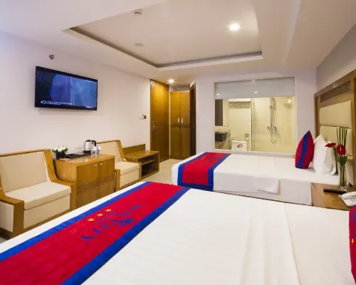 Phòng hai giường và khu bàn làm việc tại Sun City Hotel Nha Trang