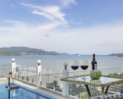 Hồ bơi trên cao nhìn biển tại Sun City Hotel Nha Trang