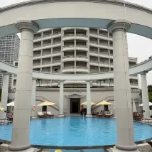 Hồ bơi tại Sunrise Nha Trang Beach Hotel & Spa – góc 2