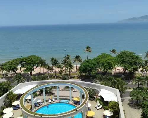 Hồ bơi tại Sunrise Nha Trang Beach Hotel & Spa