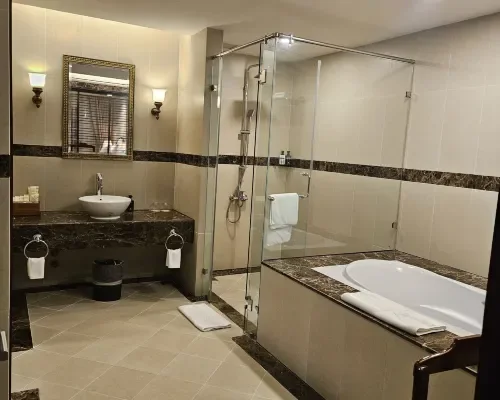 Phòng tắm tại Sunrise Nha Trang Beach Hotel & Spa