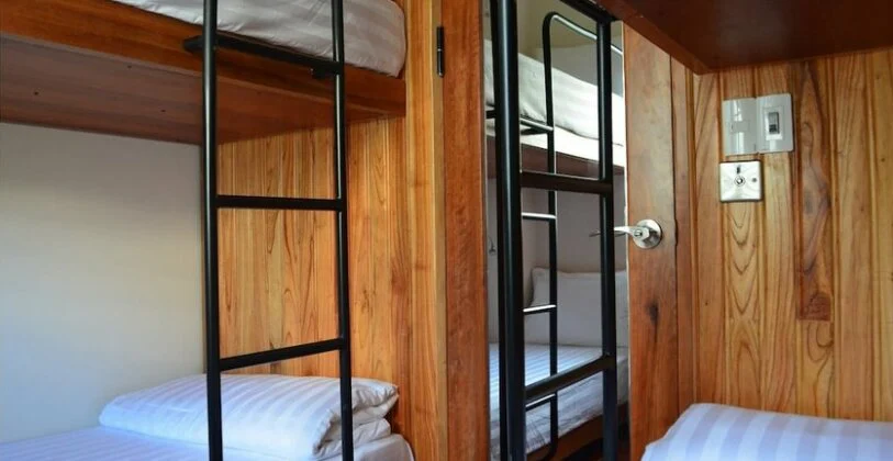 Dorm hỗn hợp bốn giường