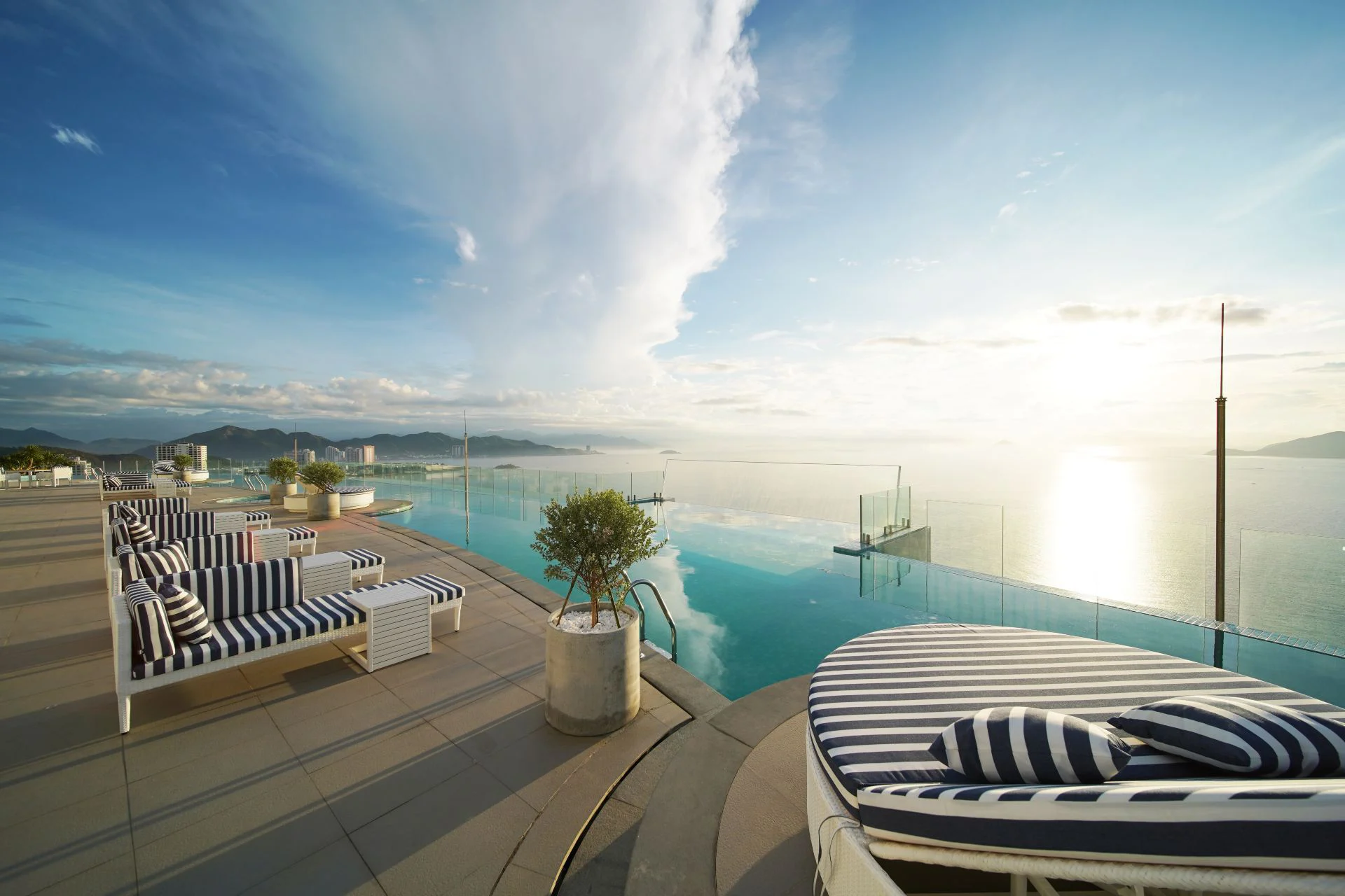 Hồ bơi tại The Empyrean Nha Trang