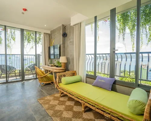 Khu ngồi cạnh ban công tại The Signature Hotel Nha Trang