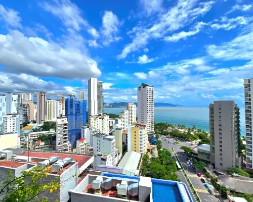 Toàn cảnh thành phố và biển tại The Signature Hotel Nha Trang