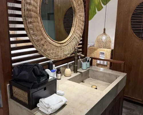 Bồn rửa trong phòng tắm tại The Signature Hotel Nha Trang