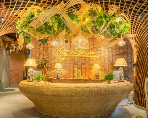 Quầy lễ tân tại The Signature Hotel Nha Trang