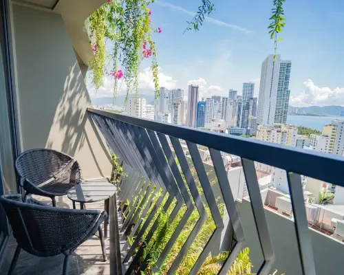 Ban công nhìn thành phố tại The Signature Hotel Nha Trang