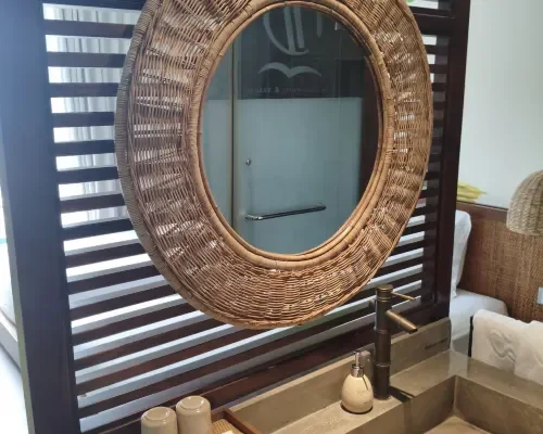 Gương và bồn rửa phòng tắm tại The Signature Hotel Nha Trang