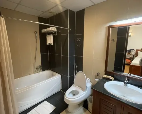 Phòng tắm tại The Summer Hotel Nha Trang – góc 3
