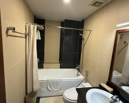 Phòng tắm tại The Summer Hotel Nha Trang – góc 2