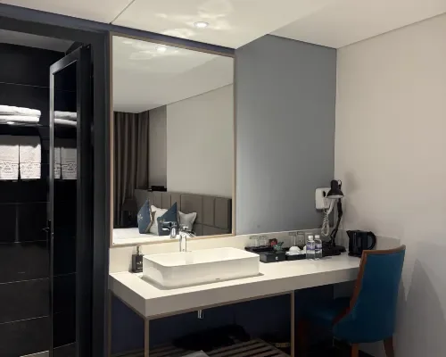 Bàn làm việc và phòng tắm tại The Time Hotel Nha Trang