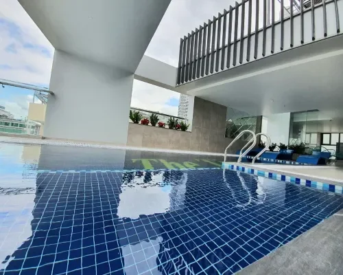 Hồ bơi trong nhà trên cao tại The Time Hotel Nha Trang
