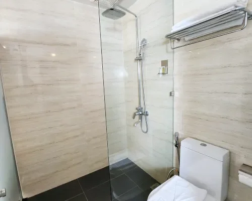 Phòng tắm tại V Hotel Nha Trang – góc 3