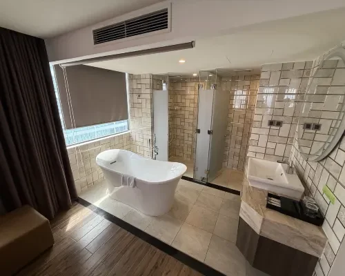 Phòng tắm tại V Hotel Nha Trang – góc 5