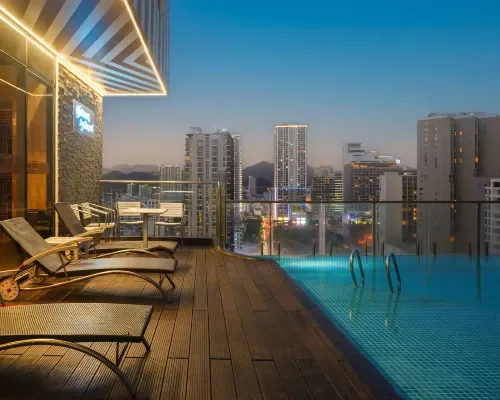 Hồ bơi tại V Hotel Nha Trang
