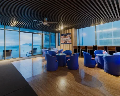 Không gian ăn uống tại V Hotel Nha Trang