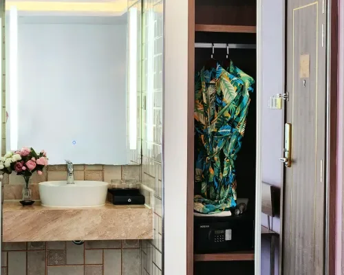 Phòng tắm tại V Hotel Nha Trang – góc 2