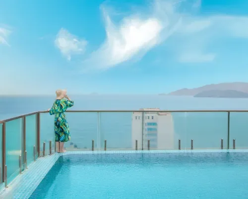 Hồ bơi tại V Hotel Nha Trang – góc 2