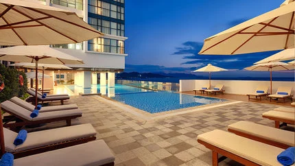 Hồ bơi tại Vinpearl Beachfront Nha Trang – góc 2