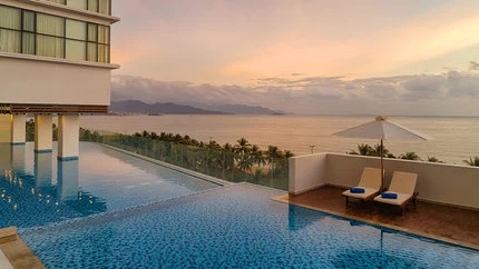 Hồ bơi tại Vinpearl Beachfront Nha Trang