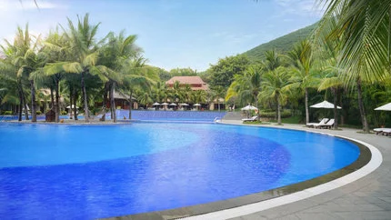 Hồ bơi tại Vinpearl Luxury Nha Trang – góc 4