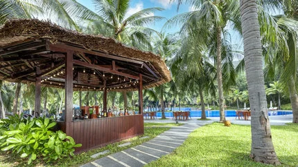 Không gian ăn uống tại Vinpearl Luxury Nha Trang – góc 3