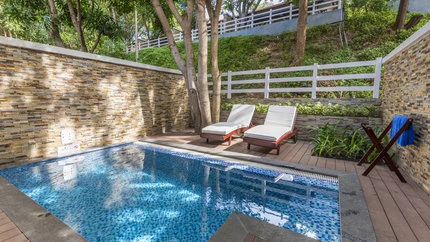Hồ bơi tại Vinpearl Luxury Nha Trang – góc 2