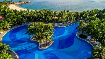 Hồ bơi tại Vinpearl Luxury Nha Trang – góc 3