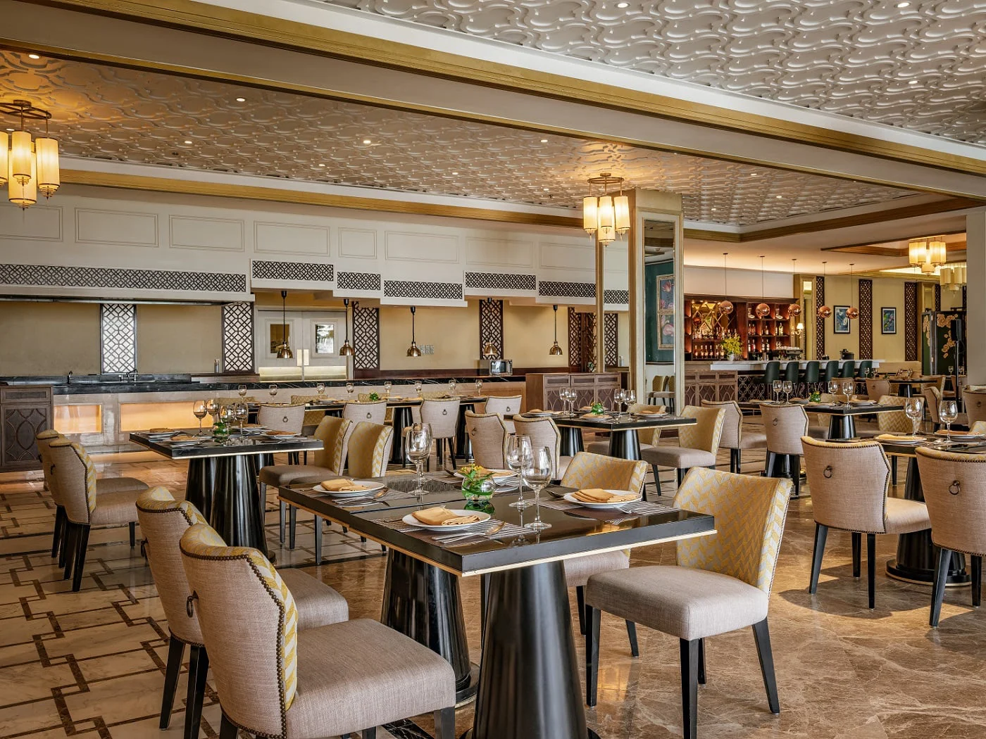 Không gian ăn uống tại Vinpearl Resort Nha Trang – góc 3