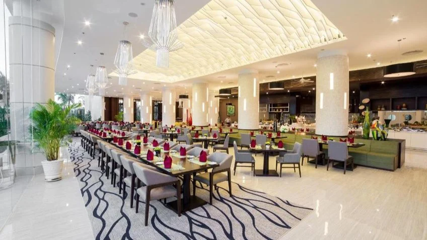 Không gian ăn uống tại Vinpearl Resort & Spa Nha Trang Bay – góc 2