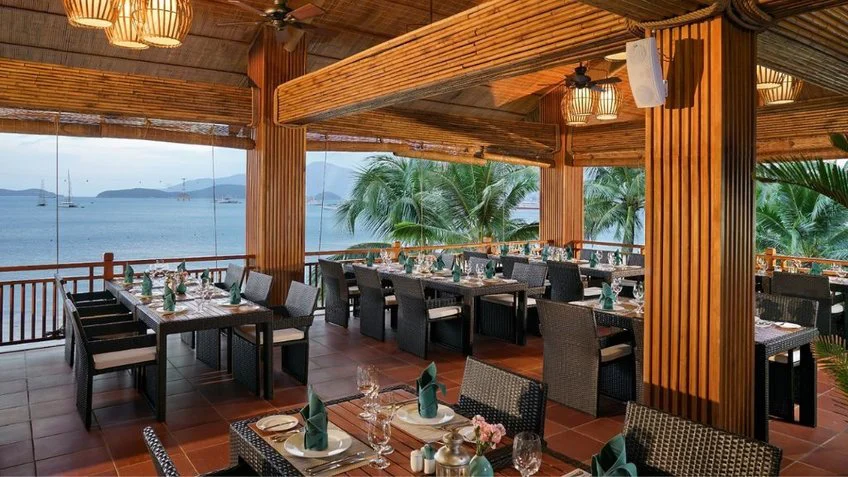 Không gian ăn uống tại Vinpearl Resort & Spa Nha Trang Bay – góc 4