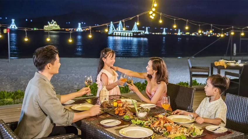 Không gian ăn uống tại Vinpearl Resort & Spa Nha Trang Bay – góc 3