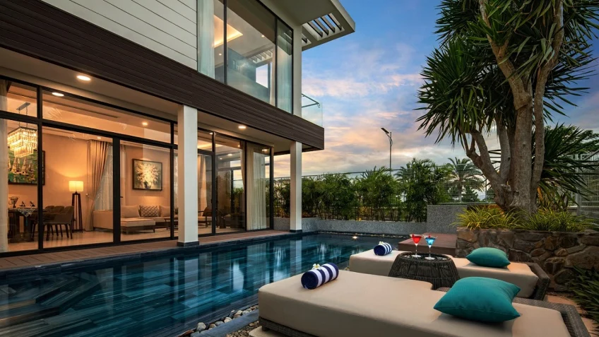 Hồ bơi tại Wyndham Grand KN Paradise Cam Ranh – góc 2