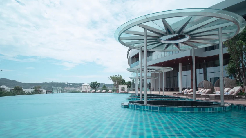 Hồ bơi tại Wyndham Grand KN Paradise Cam Ranh