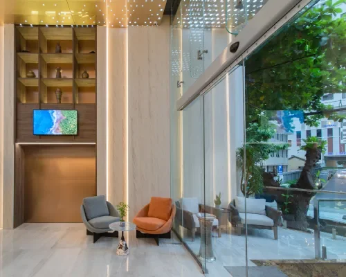 Khu ngồi cạnh mặt tiền kính tại Zenia Boutique Hotel Nha Trang